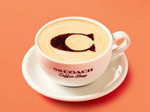 【COACH】はNY創立のグローバルファッションブランドです。
Cafeのグッズ販売や季節限定のフードメニューもあります。