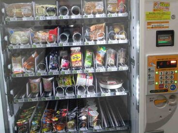 「出社する時ぎりぎりで…」
ご飯も売っている自販機があるので、
小腹がすいたら遠慮なく使ってください♪