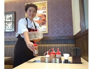 ＼みんなの連携バッチリ♪／「えっ！一気に混んできた」そんな時も”チームプレー”なので落ち着いて接客で◎