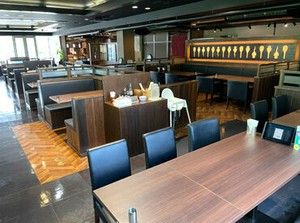 車通勤OK！無料の駐車場もあり♪
高速道路内ですが下道から入れるので安心◎