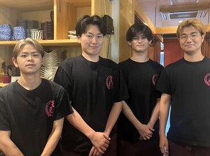 幅広い年代のスタッフ活躍中
＼未経験者も歓迎／
「アルバイトで飲食店で働いた経験がある」
そんな方にもオススメです◎