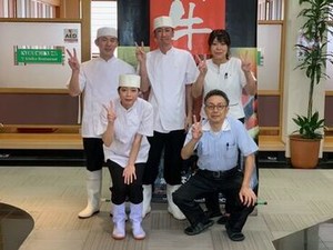飲食・接客未経験さんも大歓迎！
新入生や高校生の初バイトも
しっかりサポートしますのでご安心を♪