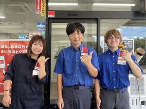 ＼初ガソスタも大歓迎！／
給油口の開け方・窓の拭き方etc…
分からないことがあって当たり前◎
優しい先輩がフォローしますよ♪