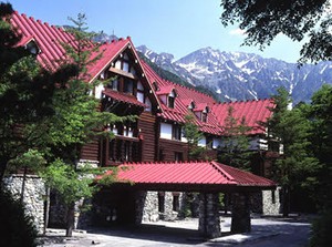 赤い屋根が特徴的な、長野の大自然に囲まれた雰囲気のあるホテルです♪

※勤務地は【上高地帝国ホテル】です