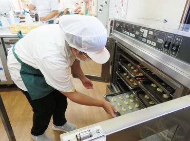 ＜ 嬉しい試食付き ＞
出来立てのお菓子を利用者さんと一緒に試食することも♪