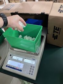 かる～いパーツを計量して袋に入れていくよ！