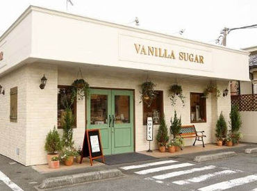 白い壁＆緑の扉が目印♪**
地元町田の方に愛されるお店です！
社割でおやつを購入してもOKです◎