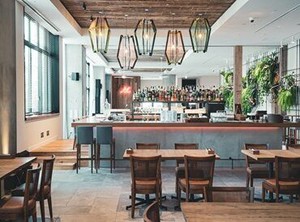 ホテル内のキレイなレストランでのお仕事★駅チカでアクセス抜群！20～60代まで幅広く活躍中！