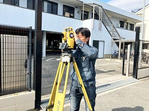 こんな光景、見たことありませんか？
こんな感じの測量アシスタントをお任せします◎
未経験者さん大歓迎です◎