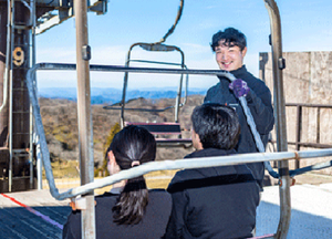 びわ湖バレイでしか出来ないレアバイト★
琵琶湖を一望できる絶景ロープウェイに
ご乗車のお客様のご案内・誘導などをお任せ◎