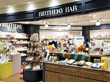 店内には"カワイイ"が勢揃い♪なんと当社、1500点のアイテムを扱ってるんです。新商品が続々登場するから、毎日が新鮮！
