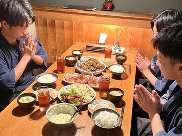 ＼毎日変わる豪華まかない／
絶品の鶏料理はもちろん！
釣りたての魚料理や、中華など
幅広い特製まかないメ��ニューも魅力♪