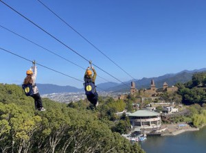 テレビでも話題？！
人気のジップラインスタッフ♪
未経験からでも安心のサポート体制☆
アクティビティが好きな方大歓迎！