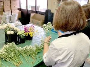 冠婚葬祭用のお花づくり!!
＜作業メイン／接客なし＞だから
未経験でも安心です♪
優しい先輩スタッフがきめ細かくフォロー◎