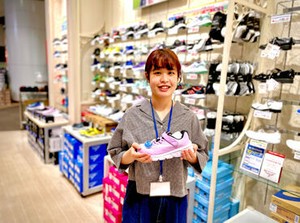 ★未経験歓迎★
お子様のシューズ選びをお手伝い♪
休暇充実&大手で安心◎
＼履歴書不要！／