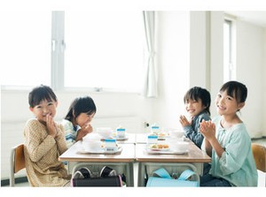 ★新規スタッフを大募集★
「今日の給食なに?!♪」
「昨日のおかず美味しかったよ！」
子ども達の声がやりがいの1つ◎