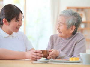 入院患者さんの食事・入浴のサポートなど…
快適な入院生活を支えるお仕事です◎
※イメージ画像