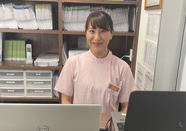 お仕事はカンタンな受付事務◎
最初は元気に「こんにちは！」と挨拶ができればOK♪
40~50代の主婦層が活躍中！