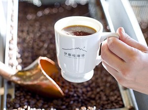 美味しい珈琲をもっと身近に！
地域に根ざしたカフェとして、
自家焙煎のコーヒーやこだわりドリンクやソフトクリームを提供◎