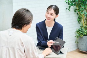 ＜お客さまに寄り添うパートナー＞
入社される方々の年齢層は幅広く
未経験の方でも安心です♪
先輩スタッフがサポートします！