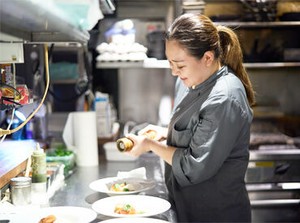 <20～30代のスタッフが多数活躍中！>
平日のお昼のみなど、スポットで勤務できる方
主婦(夫)さんも歓迎します♪