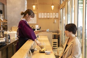 髪色、髪型、ピアス全部自由！
自分の好きなスタイルで働きませんか？
シフトの調整もOK◎
プライベートも全力で応援します！