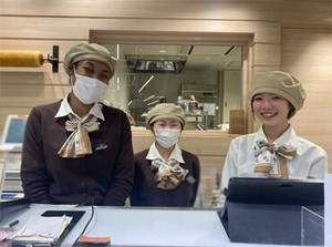 ＼初バイトにもオススメ♪／
「お祝いに」「サプライズに」
「自分へのご褒美に」…と、
嬉しい一日を彩るスイーツ販売☆