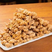 名物のパリモチ食感のトリ皮串など
串焼きの準備や食材のカットなど！
調理経験がなくてもできる
シンプル作業をお任せします♪