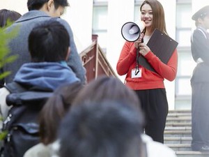 ＼実は…女性スタッフが多数活躍中！／
知識経験ゼロでも安心して始められます♪
先輩や仲間が丁寧にフォローするのでご安心◎