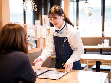 オシャレな制服に注目◎
カジュアルな服装でオシャレに働く事ができます♪