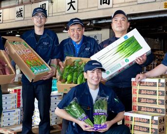 お野菜・果物を仕分けして運んだりするだけ！
カンタンでシンプルなお仕事です♪