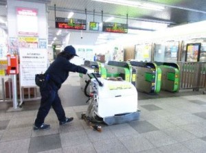 ◎広い世代のスタッフが活躍中◎
一度は見たことある駅の清掃員さん♪
今度はあなたがキレイにする側に!!