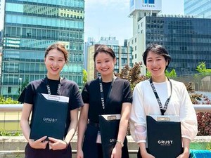 【20～30代活躍中☆】
シフトは私生活優先でokだから、
学校と両立している大学生多数
安心できる“仲間”だって沢山できますよ