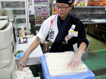 シャリは機械で作っています♪
切ってあるネタを乗せたり、海苔を巻いたり。
メニューごとに分担もしているので簡単★