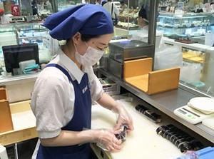 ＜主婦(夫)さん・シニアの方も大歓迎＞
販売や調理のお仕事が初めての方も活躍中♪
年齢問わず、どなたでも始めやすい環境です☆