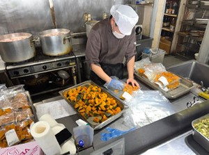 ＼モクモクシンプル作業／
調理作業は一切ありません！
食材の検品や袋詰めなど簡単作業がメイン♪