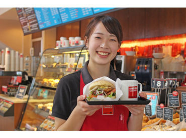 ＼未経験から安定企業の正社員に／
人気店舗を数多く運営！
様々なジャンルの店舗があるので
自分に合った働き方が見つかる！
