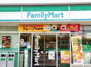 ＼経験がなくてもOK／
コンビニの基本接客から運営など…
「お店づくりの楽しさ」まで教えます♪
※豊明二村台店の写真です