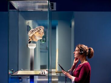 世界的人気作品の制作体験を
裏から支える、やりがいのあるお仕事です！
接客のご経験を活かすことができます★