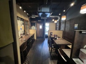 お客様用の席は14席のみ！
某居酒屋さんみたいに走り回ることはありません◎