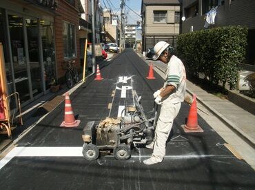 白線を引いているのは先輩スタッフ,,,
周りにあるコーンなどを
設置＆撤去などを行う仕事です！