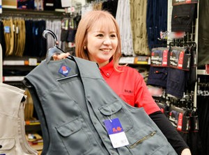 困ったことはインカムで聞けるから、
1人で売り場にいても1人じゃない安心感♪
初バイトやブランク復帰も大歓迎★