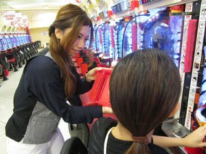 ＼学生さんにもピッタリ／
シフト融通抜群＆短時間OKで働きやすい♪
髪色・髪型自由！おしゃれしながら働けます☆