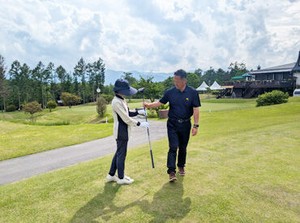 ゴルフはまったくわからない…
そんな方でも問題ございません♪
研修や先輩のサポートがあるので安心◎