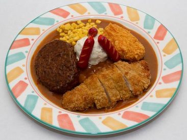 まかないカレーは、ビーフ・野菜・チキンなど
種類豊富♪トッピングもどうぞ◎
休憩中は近くにお店も多いので買ってくるもよし！