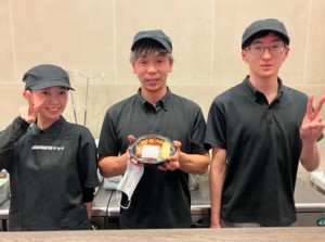 ＼コクーン2店内★／
口コミで大評判の焼鳥…♪
お惣菜は30％OFFで購入可能です！
＜週2/4h～＞シフトの融通もばっちり◎