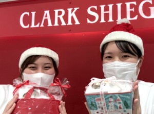 クリスマス期間はサンタの帽子をかぶって楽しく販売♪
働きながらクリスマス気分を味わえます…♪