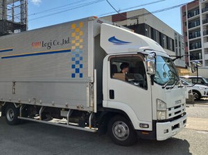 倉庫業務とドライバー業務の二刀流で大活躍♪
＜POINT＞
・出入荷はリフト使用！
・配送は近距離のみ♪