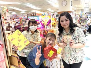 沖縄定番のお菓子やお土産品がずらり！
毎日色んなお客さまとの出会いがありますよ◎