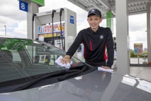 充実した福利厚生＆安定収入で働けます。
高速道路上の店舗ですが一般道から通勤可能